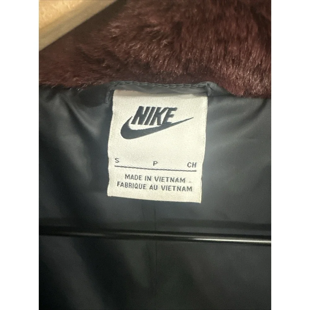 Nike Women Size Small Plush Printed Faux Fur Jacket‎ Burgundy Crush & Black